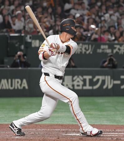 　９回、秋広は中越えに逆転サヨナラ二塁打を放つ（撮影・佐藤厚）