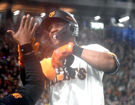 　３回、ヘルナンデスは左越えに先制ソロを放つ（撮影・佐藤厚）