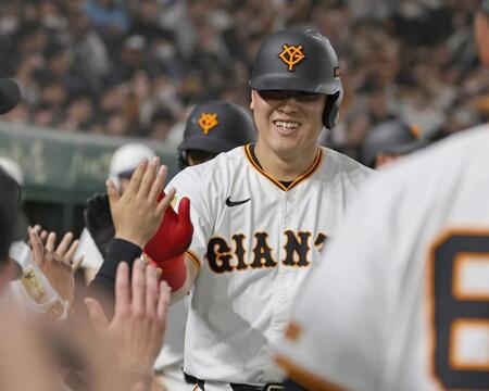 　３回、２ランを放ちナインに迎えられる岡本