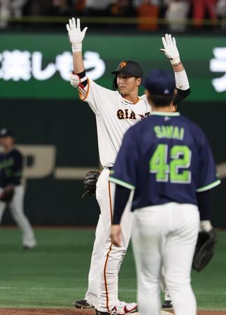 　９回、サヨナラ２点二塁打を放ちバンザイする秋広