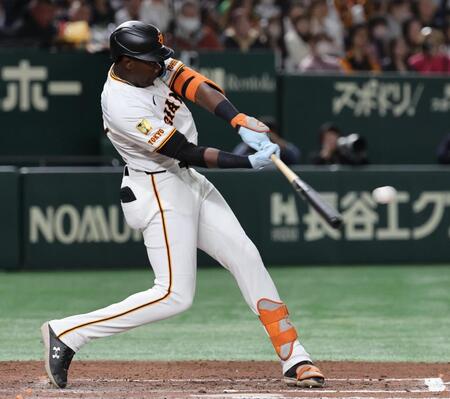 　６回、左前打を放つティマ