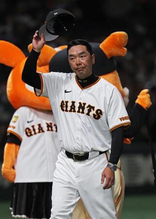 　ヤクルト戦に勝利し、ファンの声援に応える阿部監督