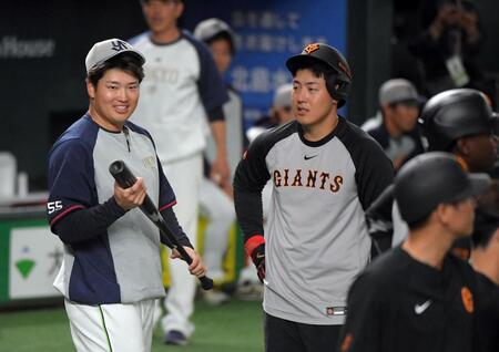 　談笑する岡本（右）と村上（左）＝撮影・佐藤厚