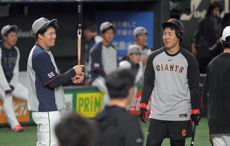 　談笑する岡本（右）と村上（左）＝撮影・佐藤厚