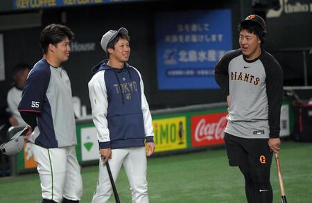 　談笑する（左から）村上、山田、岡本（撮影・佐藤厚）