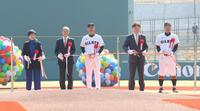 　テープカットを行う小池百合子東京都知事（左）、山口寿一オーナー（同２人目）。桑田２軍監督（同３人目）、阿部監督（右）ら（撮影・西岡正）