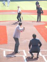 　始球式を行う堀内恒夫氏。打者は原辰徳氏、捕手は高橋由伸氏（撮影・西岡正）