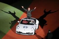 　両チーム選手紹介の最後にオープンカーで登場した新庄監督