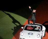 　両チーム選手紹介の最後にオープンカーで登場し、観客をあおる新庄監督