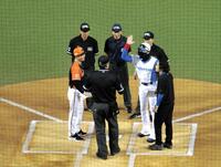 　メンバー表交換でハイタッチをする新庄監督