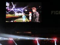 　両チーム選手紹介の最後にスーツで登場した新庄監督の姿が球場のビジョンに映る