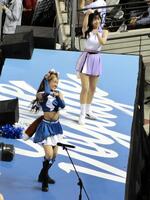 　一塁ベンチの上できつねダンスを披露するファイターズガール