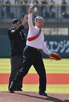 　始球式を務めた堀内恒夫氏