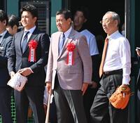 　始球式に臨む（左から）高橋由伸氏、原辰徳氏、堀内恒夫氏