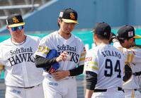 　３回途中、７失点で降板する上沢（左から２人目）