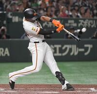 　３回、ヘルナンデスは左越えに先制ソロを放つ（撮影・佐藤厚）