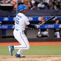 　４回、先制の２ランを放つ万波