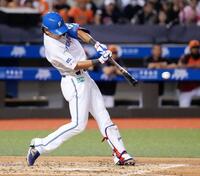 　６回、適時打を放つ野村