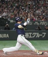 　４回、村上は右翼スタンドに特大の一発を放つ（撮影・佐藤厚）