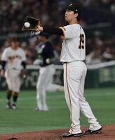 　４回、村上（後方右）に２ランを打たれた山崎