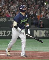 　４回、村上は右翼スタンドに特大の一発を放つ（撮影・佐藤厚）