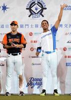 　ヒーローインタビューでスタンドの声援に応える万波（右）