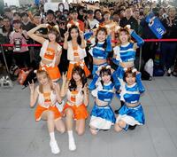 　試合前、ファンと写真に納まる統一（左）と日本ハム両チームのチア