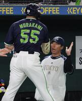 　４回、２ランを放った村上（左）を迎える高津監督