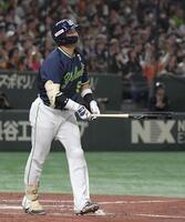 　４回、村上は右翼スタンドに特大の一発を放つ（撮影・佐藤厚）