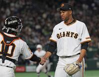 　９回に登板後、捕手・甲斐（左）と握手するマルティネス