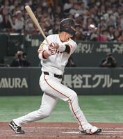 　９回、秋広は中越えに逆転サヨナラ二塁打を放つ（撮影・佐藤厚）