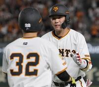 　３回、左前打を放ち代走・浦田（左）とタッチを交わす坂本