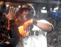 　３回、ヘルナンデスは左越えに先制ソロを放つ（撮影・佐藤厚）