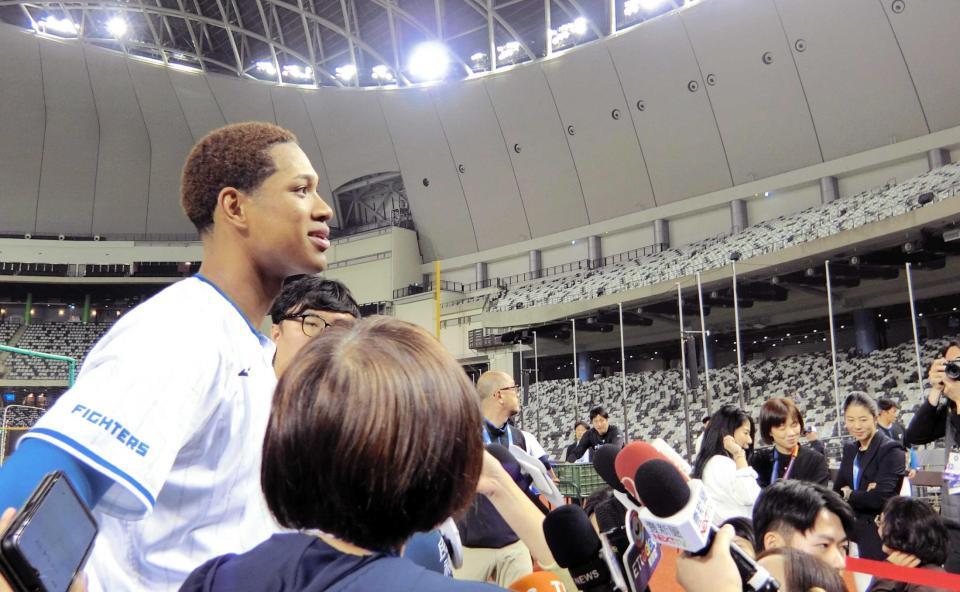 　台湾メディアの取材に答える万波