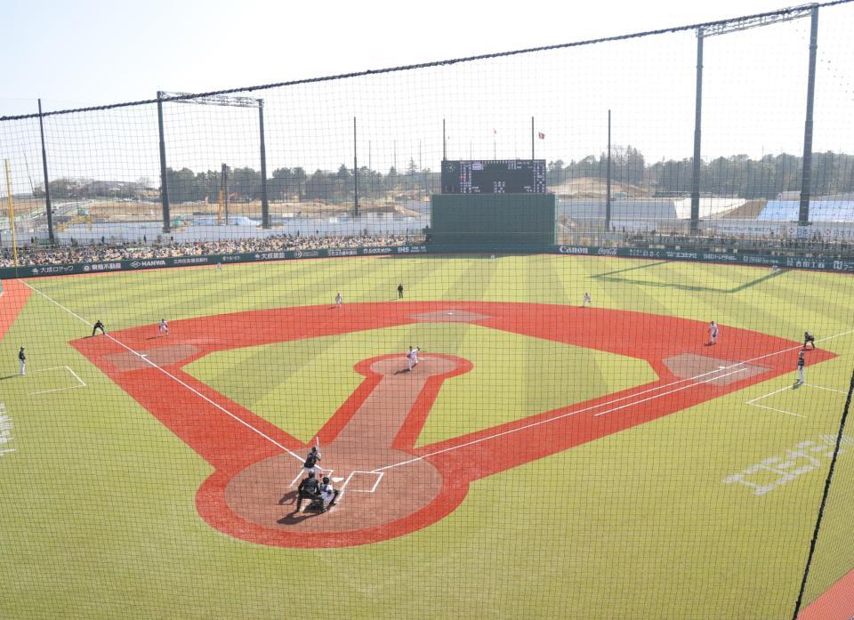 　オープニングゲームで行われる巨人対ヤクルト戦（撮影・西岡正）
