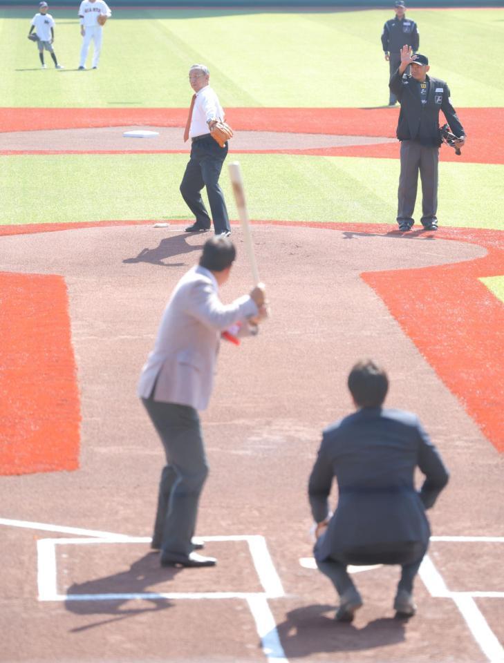 　始球式を行う堀内恒夫氏。打者は原辰徳氏、捕手は高橋由伸氏（撮影・西岡正）