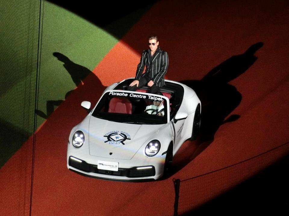 　両チーム選手紹介の最後にスーツ姿、白いオープンカーで登場した新庄監督