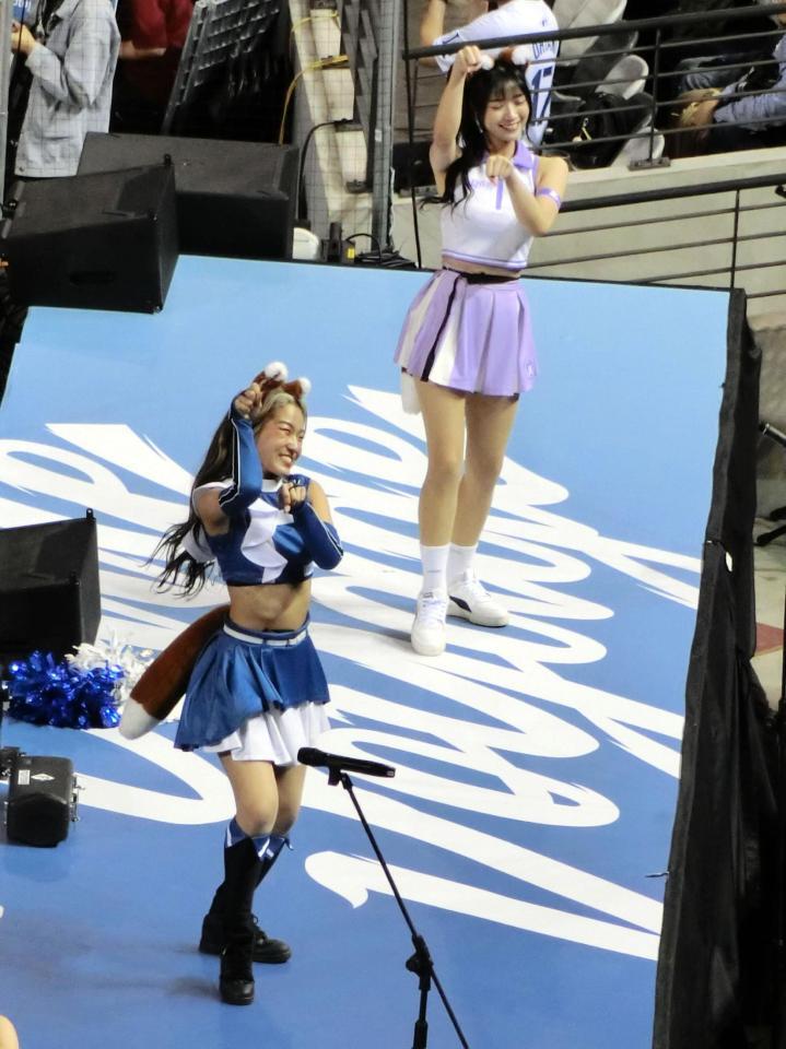　一塁ベンチの上できつねダンスを披露するファイターズガール