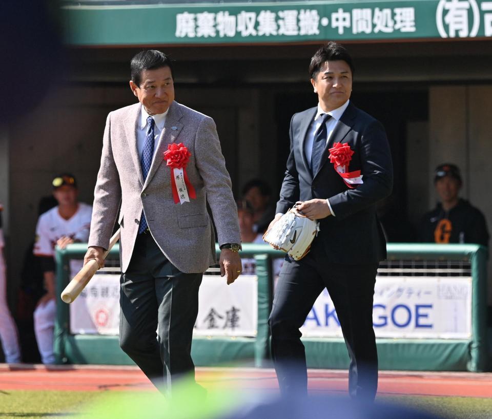 　始球式に臨む高橋由伸氏（右）と原辰徳氏