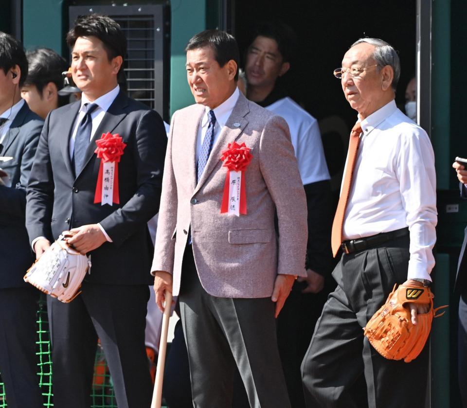 　始球式に臨む（左から）高橋由伸氏、原辰徳氏、堀内恒夫氏