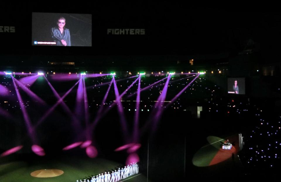 　両チーム選手紹介の最後に白いオープンカーで登場した新庄監督の姿がビジョンに移される