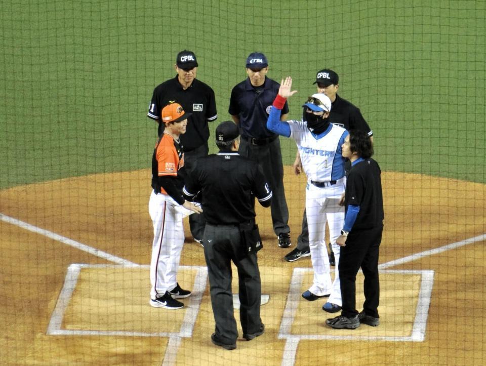 　メンバー表交換でハイタッチをする新庄監督