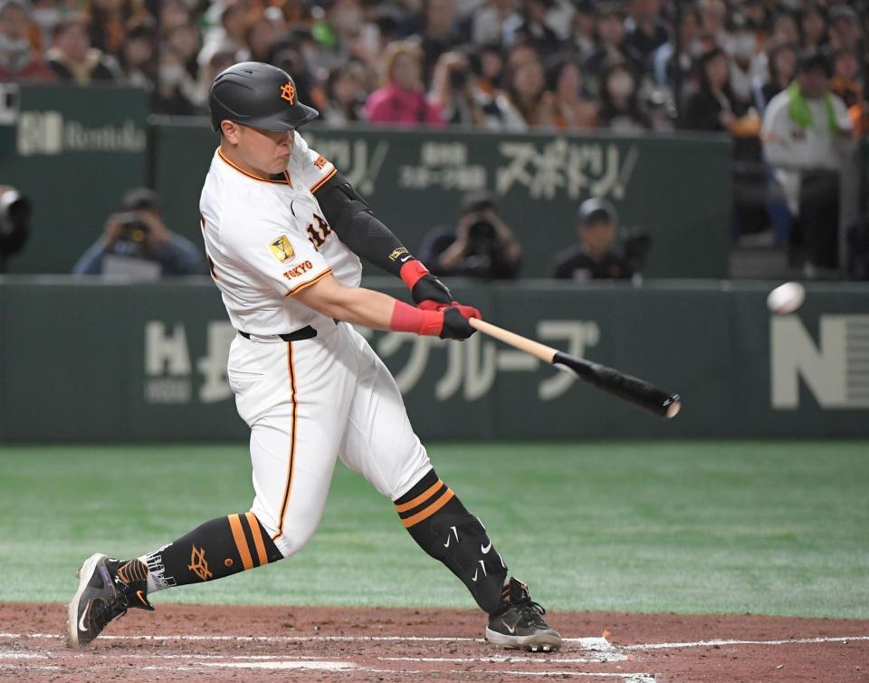 　３回、岡本は左越えに２ランを放つ（撮影・佐藤厚）