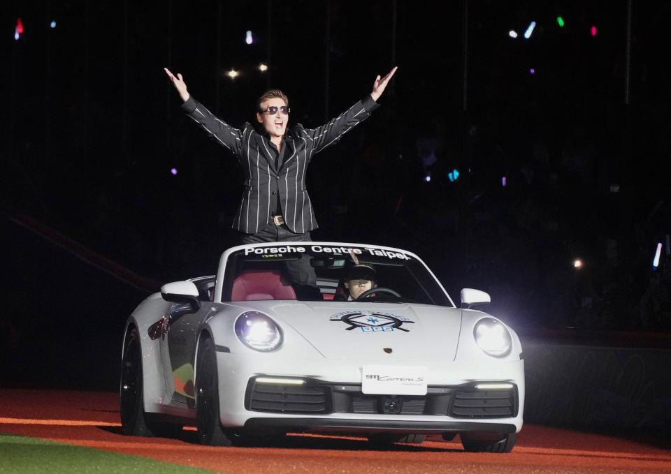 　統一との親善試合のオープニングセレモニーに登場した新庄監督