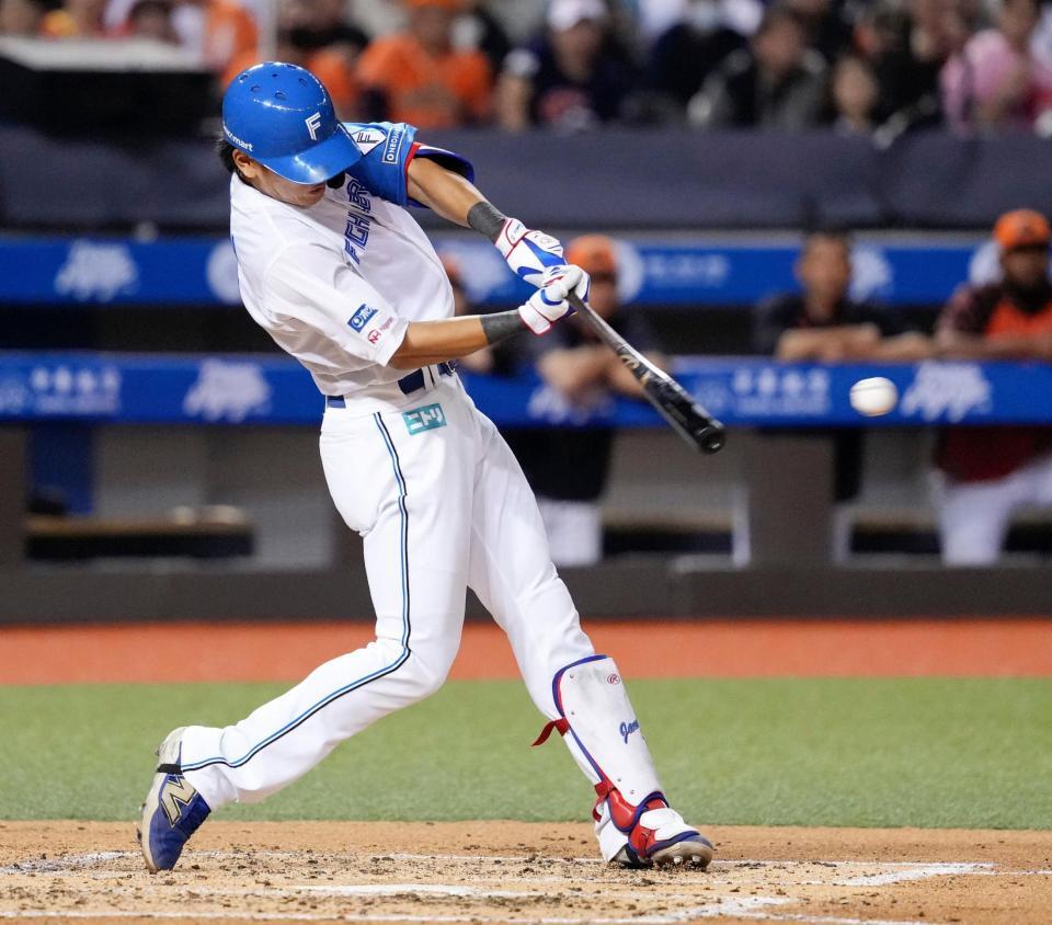 　６回、適時打を放つ野村