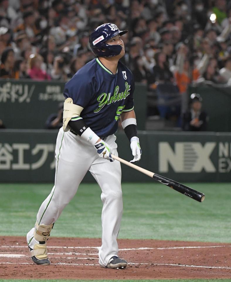 　４回、村上は右翼スタンドに特大の一発を放つ（撮影・佐藤厚）