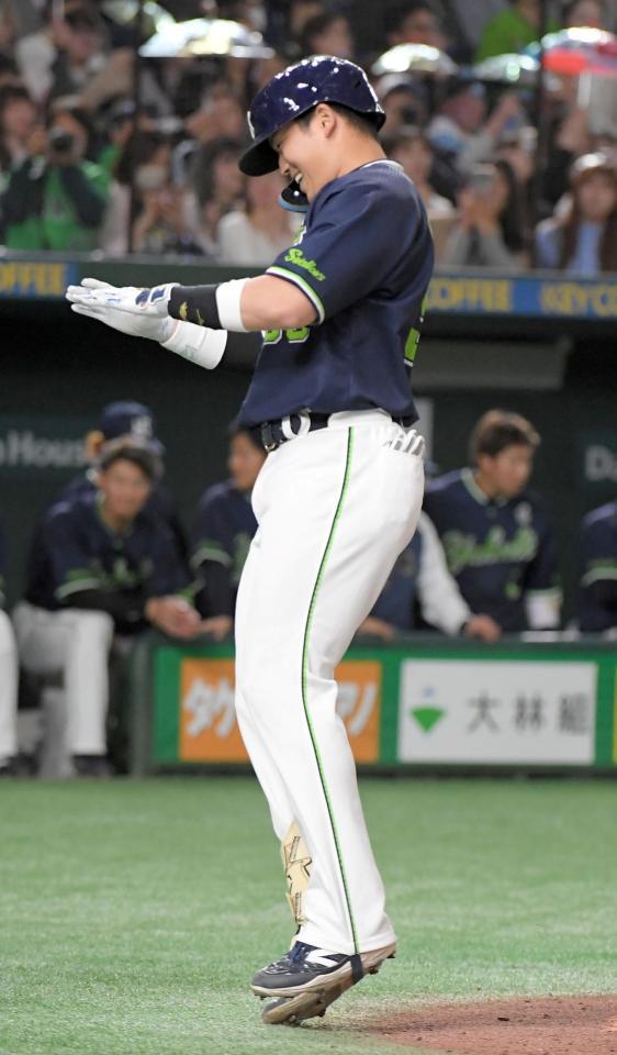 　４回、村上は右越えに特大の一発を放ち、笑顔で生還（撮影・佐藤厚）