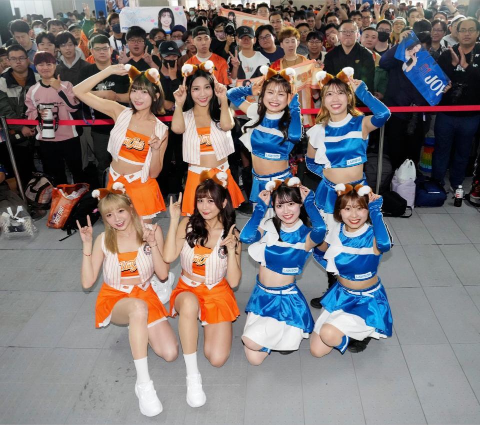 　試合前、ファンと写真に納まる統一（左）と日本ハム両チームのチア