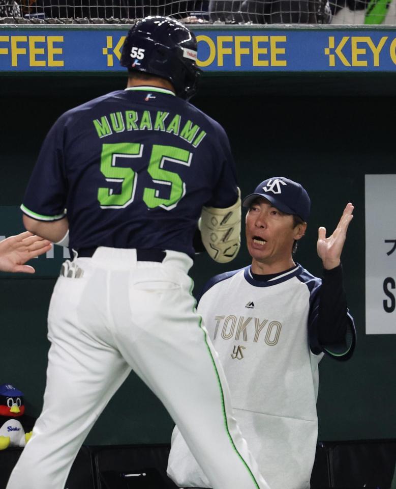 　４回、２ランを放った村上（左）を迎える高津監督