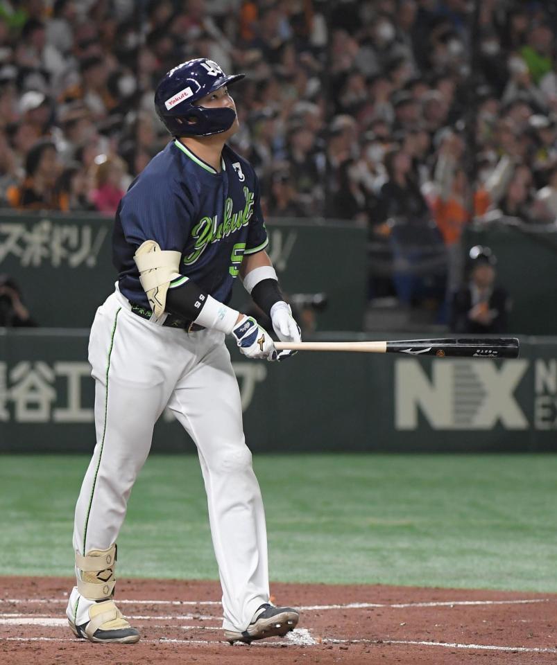 　４回、村上は右翼スタンドに特大の一発を放つ（撮影・佐藤厚）